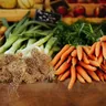 Market stall with bunches of carrots and leeks (illustrative photo)