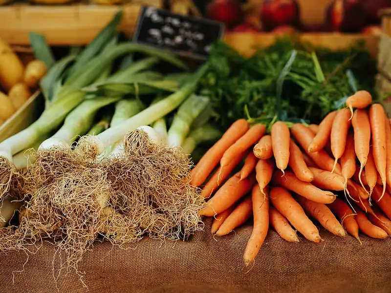 Market stall with bunches of carrots and leeks (illustrative photo)